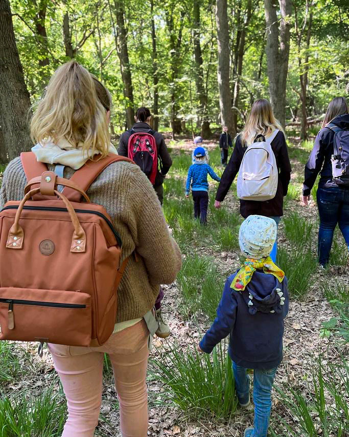 Mutter mit Kind im Wald